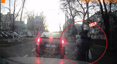 (VIDEO) Momentul în care două femei ce traversează neregulamentar sunt lovite de un automobil! - Photo