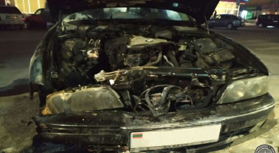 (VIDEO) Un BMW a fost cuprins de flăcări în parcarea unui magazin! Focul ar fi izbucnit de la farul din dreapta - Photo