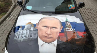 Tuning neobișnuit: În Rusia se vinde un BMW Seria 3 cu portretul lui Putin pe capotă! Află cât costă berlina - Photo