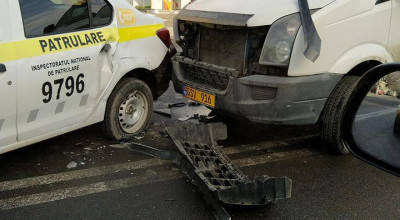 (FOTO) Accident cu implicarea unui vehicul de patrulare și a unui microbuz de rută, înregistrat la Botanica! - Photo