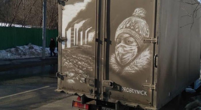 Artă din nimic! Asta face un rus, ”pictează” în mașinile murdare - Photo