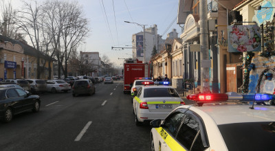 O mașină a INP s-a izbit într-un ZIL parcat pe marginea unei străzi din capitală! - Photo