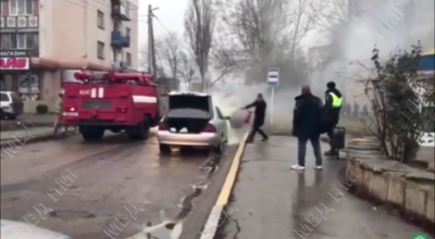 (VIDEO) O mașină din Bender a luat foc exact după ce a ieșit din service, unde i-a fost reparat sistemul electric! - Photo