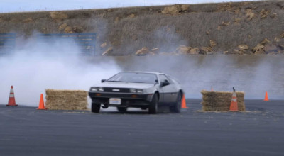 (VIDEO) Vezi cum acest DeLorean autonom se dă în specatol într-o cursă de drift! - Photo