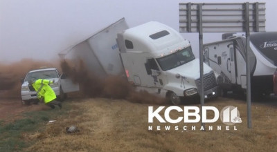 (VIDEO) Un camion a derapat de pe sosea și s-a răsturnat peste o mașină a poliției care investiga un alt accident rutier! - Photo