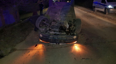 A dat cu automobilul într-o placă de beton și s-a răsturnat după ce a fost orbit de un alt automobil în trafic! - Photo