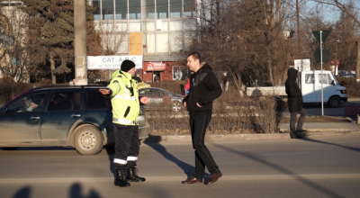(VIDEO) Polițiștii din Bălți au blocat traficul rutier de fiecare dată când pietonii traversau neregulamentar! - Photo