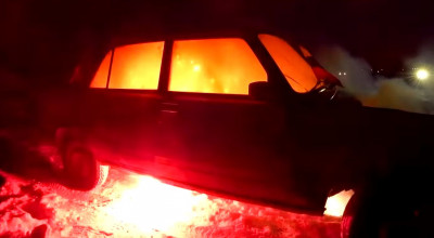 (VIDEO) Au aprins petarde și focuri de artificii într-un VAZ-2107 ca să vadă dacă rezistă! - Photo