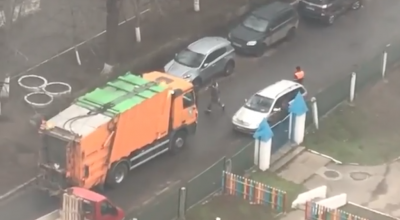 Salubritatea mai ingenioși ca Pompierii! Au mutat mașina din drum cu forțele proprii și i-au lăsat și un mesaj (VIDEO) - Photo