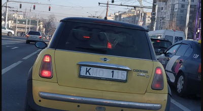 Șoferul cu numere ”unicate” este privat de dreptul de a conduce. Mașina i-a fost reținută iar proprietarul sancționat - Photo