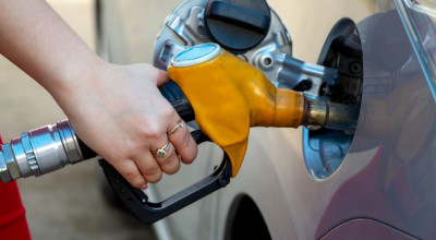 O șoferiță din Marea Britanie consideră că pompele de combustibil sunt sexiste - Photo