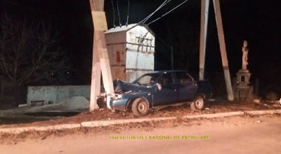 (VIDEO) A urcat beat la volan și s-a izbit într-un stâlp cu copiii în mașină! Minorii au fost spitalizați - Photo