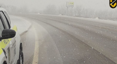 (VIDEO) Iarna își intră în drepturi. Mai multe mașini au fost blocate pe drumurile din țară! - Photo