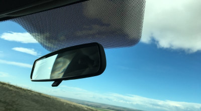 Ce semnificație au banda și punctele negre de pe parbriz? - Photo