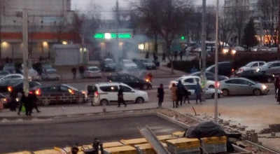 (FOTO) În centrul capitalei arde un taxi! În zonă se formează ambuteiaje - Photo