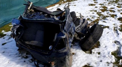 BMW rupt în două după ce a fost lovit de un Range Rover la volanul căreia se afla o șoferiță de 52 de ani! - Photo