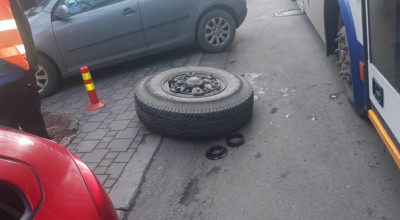 (VIDEO) Roata unui troleibuz din capitală s-a desprins din mers, tamponând un automobil parcat! - Photo