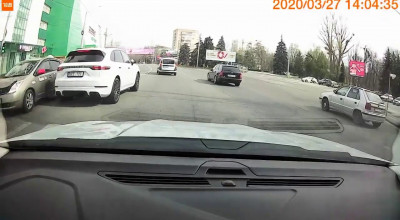 Epidemia trece, dar pe ”ăștia” nu îi lecuiești. Alt șofer de Porsche Cayenne își face de cap prin Chișinău (VIDEO) - Photo