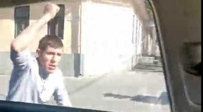 Culmea! Un pieton băut filmat cum sare să bată șoferii care staționează la semafor - Photo