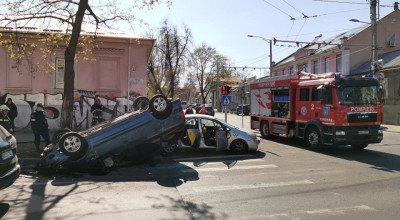 (FOTO) Accident în centrul capitalei! Un Volkswagen s-a răsturnat după ce s-a ciocnit cu un taxi - Photo