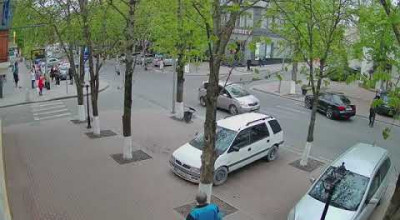 Comedie: Doi șoferi, s-au tamponat ”cu spatele” în mijlocul bulevardului (VIDEO) - Photo