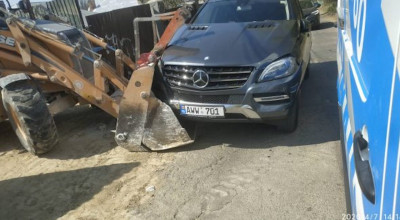 (VIDEO) Un Mercedes-Benz ML a fost luat în lopată de un tractor, pe o stradă din Chișinău! - Photo