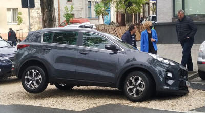 Lucrări ca la carte! Cel puțin două automobile s-au prăvălit în pietrișul așezat pe drumurile în reparație - Photo