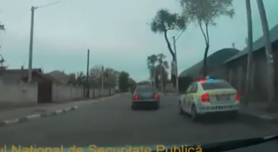 (VIDEO) Un șofer din Fălești fiind beat la volan, a tamponat două mașini de poliție și a fugit de la locul accidentului! - Photo