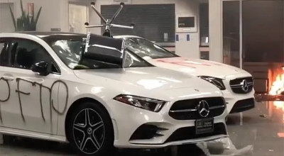 Imagini cu impact emoțional pentru fanii Mercedes-Benz. Un showroom a fost distrus în totalitate de protestatari (VIDEO) - Photo