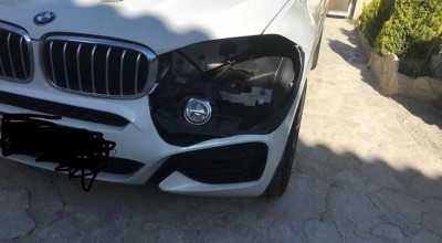 Furt de faruri și multimedia dintr-un BMW X5 din țară! Hoții au tăiat și din bumper - Photo