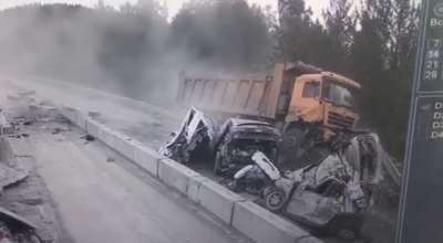 Carnagiu pe un drum în lucru în Rusia! Un șofer de camion a distrus 4 mașini fără să încetinească măcar! (VIDEO) - Photo