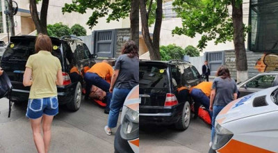 (FOTO) O şoferiţă din capitală şi-a lovit propria mamă în timp ce mergea cu spatele! A avut de suferit și un automobil parcat în preajmă - Photo