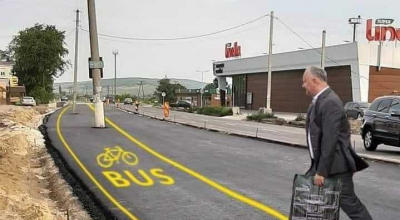 Drumul asfaltat cu stâlpul pe mijloc a devenit legendă! Internauții deja se întrec la glume pe seama autorităților - Photo