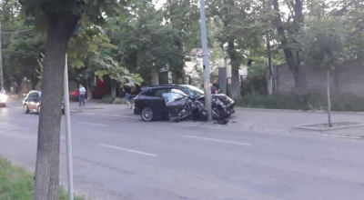 Încă un Porsche Cayenne a cuprins stâlpul! Martorii spun că s-ar fi întrecut cu cineva - Photo