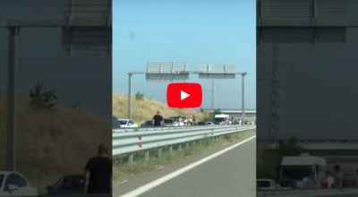 Cozi de kilometri cu automobile și turiști dornici să ajungă la mare în Grecia! (VIDEO) Cozi de kilometri cu automobile și turiști dornici să ajungă la mare în Grecia! (VIDEO) - Photo