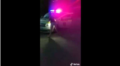 Dansuri erotice lângă mașina INSP pentru un video pe TikTok?! De ce nu? (VIDEO) Dansuri erotice lângă mașina INSP pentru un video pe TikTok?! De ce nu? (VIDEO) - Photo