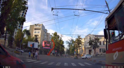 Au evitat la limită un accident rutier! Iată unde poate duce neatenția în trafic - Photo