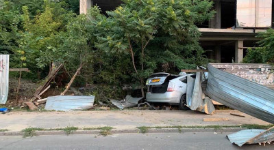 O femeie însărcinată a ajuns la spital după ce șoferul beat al taxiului în care se afla s-a izbit într-un gard! - Photo