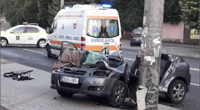 Accident șocant în centrul capitalei! Trei tineri au fost internați de urgență după ce au ajuns cu mașina într-un stâlp - Photo