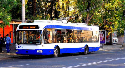 Un troleibuz a tamponat o doamnă de 70 de ani chiar pe trecerea de pietoni! Femeia a fost spitalizată - Photo