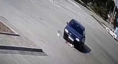(VIDEO) O copilă de numai 4 ani a fost călcată de două ori de un șofer neatent, la volanul unei mașini cu geamuri fumurii - Photo