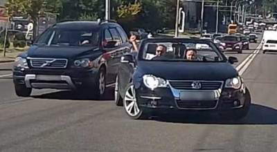 (VIDEO) Bătaie între trei bărbați în traficul din Chișinău după gestul obscen al unuia dintre ei - Photo