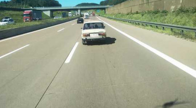 Lada 2106 înmatriculată în Republica Moldova, observată în Germania, pe o autostradă - Photo