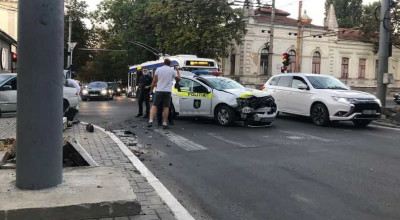 Un accident cu implicarea unei mașini a poliției a avut loc în această seară în centrul Chișinăului - Photo