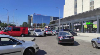 Doi bărbați colectează bani ilegal de la mașinile parcate în centrul orașului. Nimeni nu se revoltă - Photo