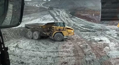 (VIDEO) Profesionalism sau nebunie? Drift cu un camion de 40 tone într-o carieră - Photo