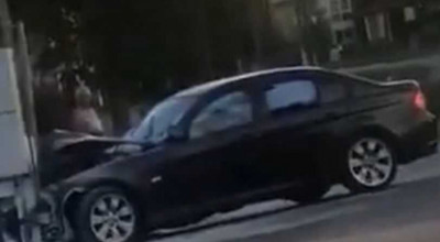 Un polițist băut la volanul unui BMW, s-a izbit violent într-un stâlp - Photo