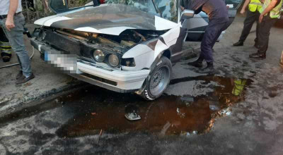 (FOTO) O tânără a avut nevoie de descarcerare după ce BMW-ul în care se afla a derapat într-un stâlp - Photo