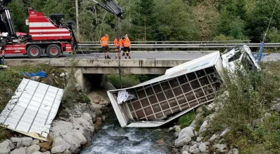 A ajuns cu camionul într-un pârâu după ce a strănutat. Pățania unui român în Austria - Photo