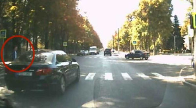 (VIDEO) Un elev a fost la un pas de a fi lovit de un BMW angajat într-o depășire neregulamentară (VIDEO) Un elev a fost la un pas de a fi lovit de un BMW angajat într-o depășire neregulamentară - Photo